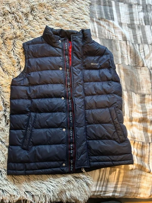 Gant väst  - En riktigt fin lite tjockare gant väst som e perfekt nu när kylan börjar komma strax köpt för 2200 på Zalando nästan aldrig använd bara ett fåtal gånger 