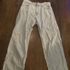 DrDenim baggy jeans - Snygga blåa baggy jeans. Köpta från carlings i våras och har nästan aldrig använt dem. Snygga jeans till hösten och är mycket populära. De är i storlek W28 L32 men skulle säga att dem passar om man är ca 164-175 cm. Inga fläckar. Kontakta vid frågor😊