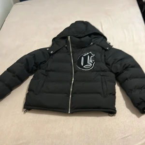 Corvidae Jacka - Säljer denna då den har blivit för stor för mig  Den har avtagbara armar och luva  Bra skick men har ett hål i högra fickan som leder till insidan av jackan altsså in till puffen  äkta kvitto finns