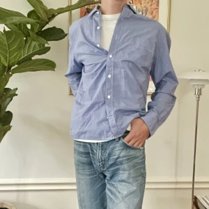 Vintage J.Crew skjorta - Supersnygg skjorta från J.Crew med rak passform i midjan. Uppsydd hos skräddare. Skicket är toppen. Perfekt nu till hösten. Frågor? Dm!