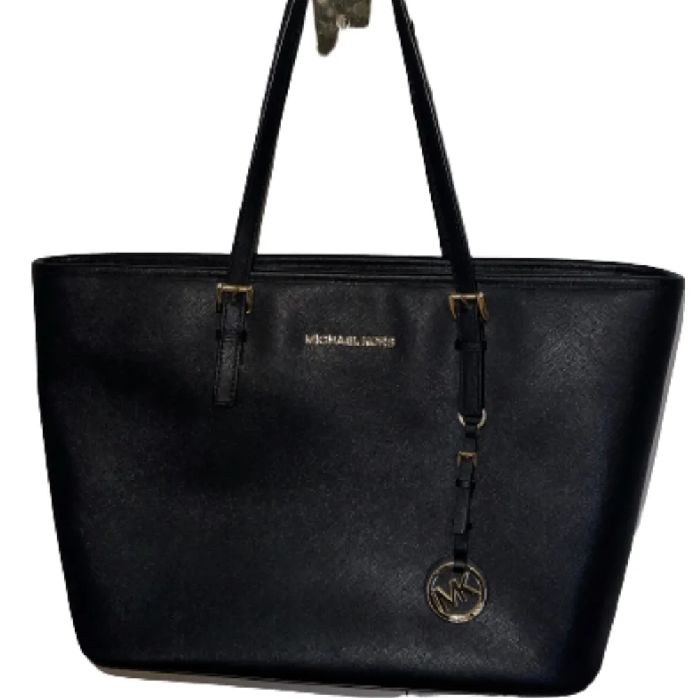 Jet Set leather handbag från Michael Kors! super skick och endast använd fåtal gånger! . Väskor.