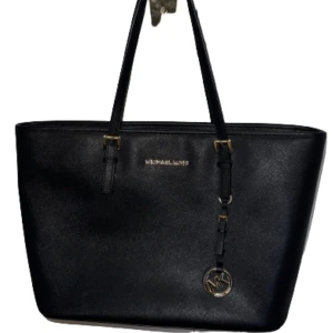 Michael Kors väska - Jet Set leather handbag från Michael Kors! super skick och endast använd fåtal gånger! 