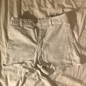 Vita jeansshorts - Säljer dessa högmidjade vita jeansshorts från hm,divided i storlek 34💕