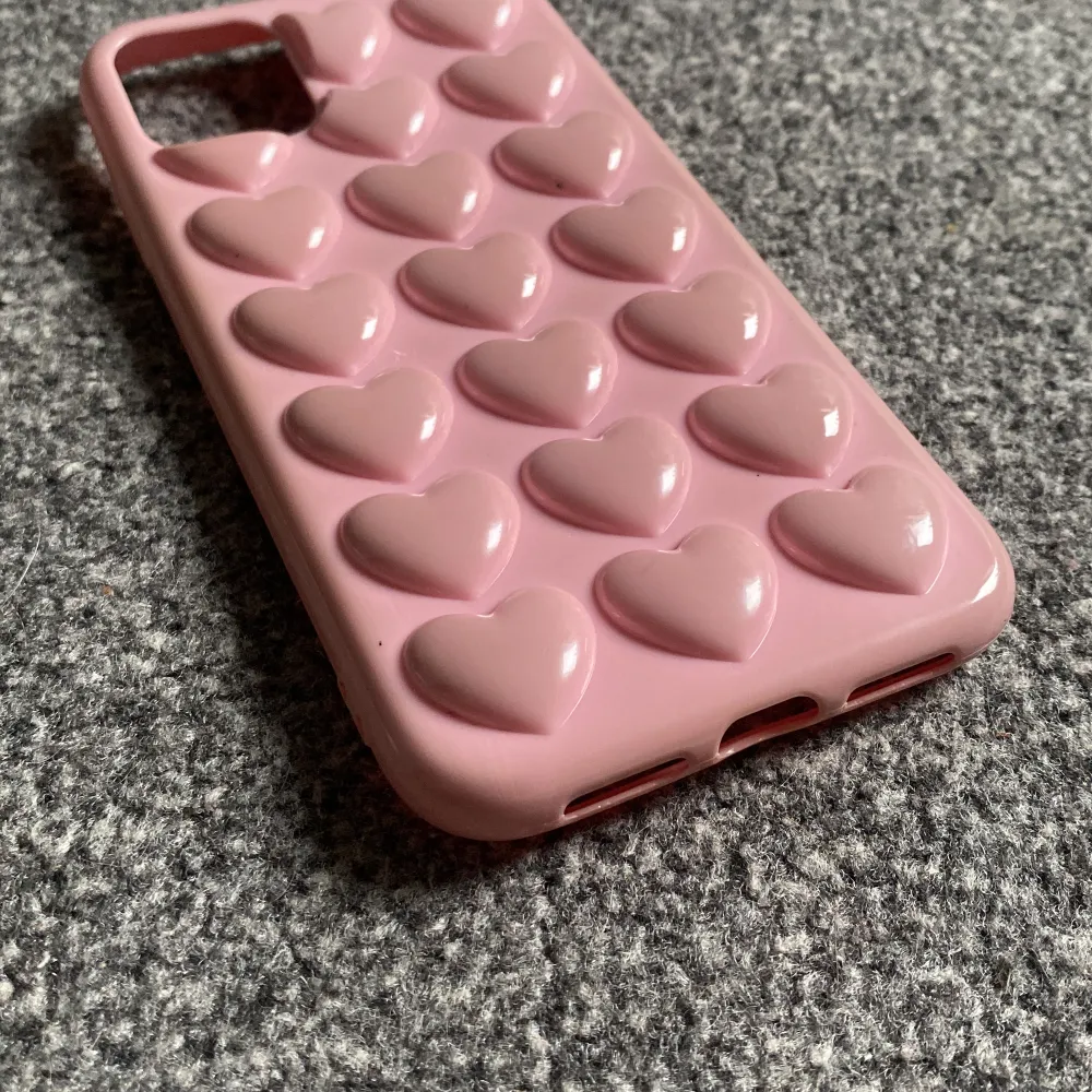 Jätte gulligt rosa mobilskal för en IPhone 11 med 3D hjärtan. Köpt för 150kr. Säljer för 65kr, kan dock diskutera pris! . Muu.
