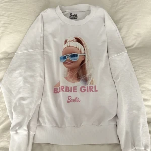 Barbie tjocktröja  - Tjocktröja med Barbie tryck. Nyskick endast använd en gång under mitt besök hos filmstaden🌸
