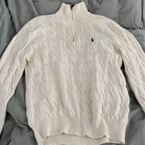 Ralph lauren zip up - Säljer stickad tröja från Ralph Lauren, fint skick men kommer tyvärr inte till användning längre. Storlek M men passar nog även S