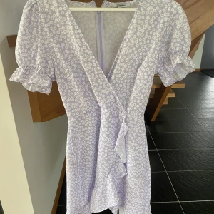 Blommig klänning- Chiquelle  - Superfin blommig klänning från Chiquelle i Xs. Använd fåtal gånger🌸 200kr + frakt