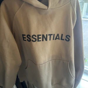 Essentials hoodie  - Jättefin men kommer ej till användning 