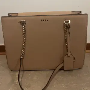 DKNY väska, använd 2 gånger endast