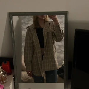 Kappa - Jättefin beige kappa från H&M, säljer då den aldrig blivit använd och ej kommer användas. Passar bra till vår och tidig höst. Om ni undrar över något är det bara att fråga<3