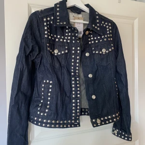 Jeansjacka  - jeansjacka!!!! Ny och oanvänd mörkblå jacka med silver nitar. Speciell och unik, inte sätt någon annan bära denna. Köpt på Nydén, prislappen sitter kvar och aldrig använd. Jackan är i storlek S. nypris ca 1100kr