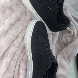 Axel arigato  - Säljer mina Axel arigato skor då dem inte kommer till användning längre . Skorna är i väldigt bra skick då jag tagit hand om dem , dem är i storlek 38 , vid frågor och bilder så är det bara att skriva till mig 💗pris kan diskuteras vid snabb o smidig affär