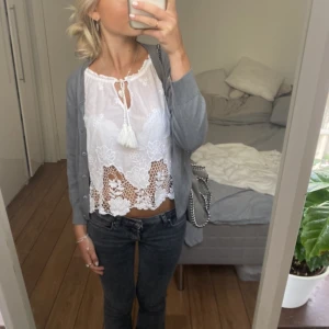 Trekvartsärmad kofta - Säljer denna trekvartsärmade kofta. Har du någon fråga är det bara att höra av dig🫶🏻