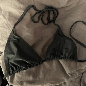 Bikinitopp - Triangelbikini-topp, Inge vaddering, använd 1 gång passar ej längre. Köpt från nakd🩷