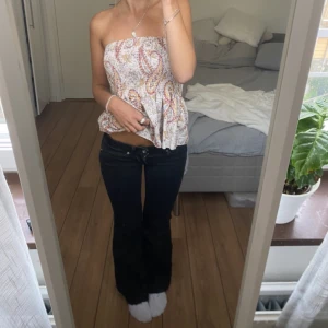 Lågmidjade jeans svarta - Säljer dessa svarta långivande jeans från only. De hade tidigare slits som jag har sytt igen, ser inte konstigt ut. Midjemått: 70cm men STRETCHIGA så de passar mig med 76 ungefär. Innebneslängd: 77cm. Direktpris: 300kr