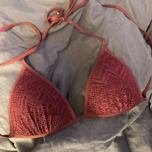 Bikini - Triangelbikini med lite pushup, fint skick tyvärr för liten. Lappen bortklippt men är strl 36 och 38🩷. har 2 par en i strl 36 å en i strl 38🩷