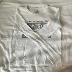 Vit tröja från brandy Melville med grått tryck i one-size men passar XS-S💘 Trycket har går bort lite i tvätten men det är inget man tänker på🤘🏼 Fråga om frakt.
