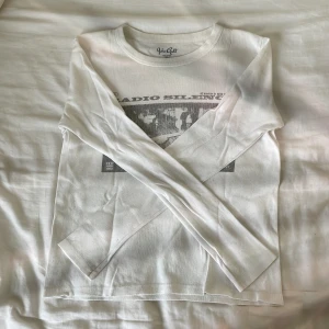 Vit tröja med tryck💘💘 - Vit tröja från brandy Melville med grått tryck i one-size men passar XS-S💘 Trycket har går bort lite i tvätten men det är inget man tänker på🤘🏼 Fråga om frakt.