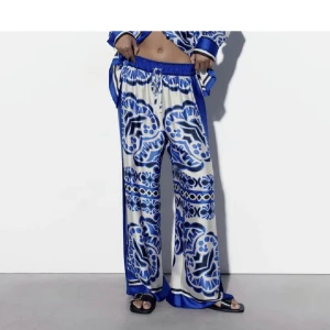 Byxor - skitcoola mönstrade byxor från zara 😍 använda 2 ggr och är i jättebra skick! 💙 xs men skulle säga att de passar mellan xs-m!