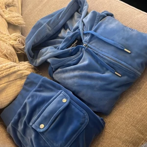 Juicy set - Säljer mitt blåa juicy set i färgen regatta, byxorna är storlek S och koftan M. Använd några fåtal gånger. Pris kan diskuteras 