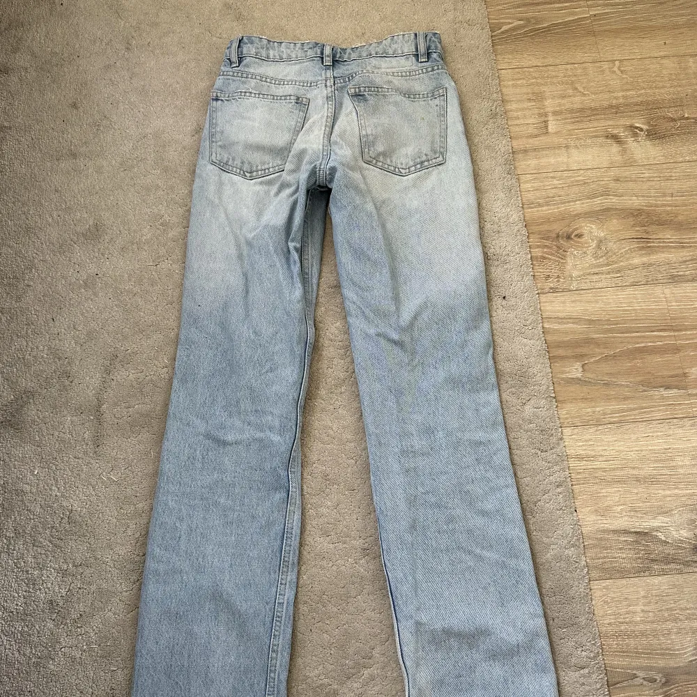 Super snygga straight jeans midrise från zara , jätte sköna sitter bra och i bra skick , super snygg färg . Jeans & Byxor.