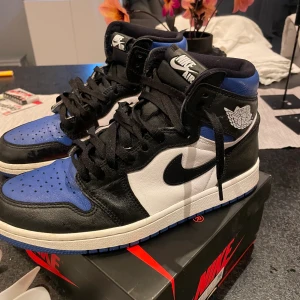 Jordan 1 High Royal Toe - Ett par Jordans som jag använt ett tag men är i hyfsat bra skick. Säljer de pga att jag är trött på de och känner att de är dax att köpa ett par nya skor. Köper du de får du med ett par creaseskydd på köpet. Pris kan diskuteras. Har kvar kvittot 