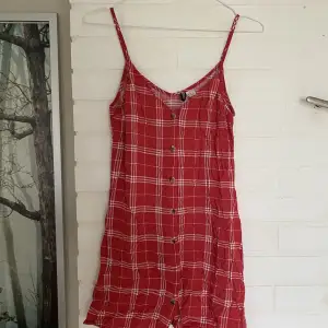 Röd kort klänning som är jättefin till sommar! Är lite för liten för mig tyvärr därför säljs den! (Är lite skrynklig på bilden). Hör av rr vid frågor!