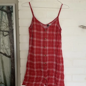 Rutig klänning! - Röd kort klänning som är jättefin till sommar! Är lite för liten för mig tyvärr därför säljs den! (Är lite skrynklig på bilden). Hör av rr vid frågor!
