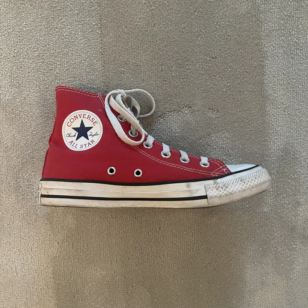 Röda converse skor.❤️ Så snygga!!!👌🏼👌🏼 Bra skick😽😽. Skor.