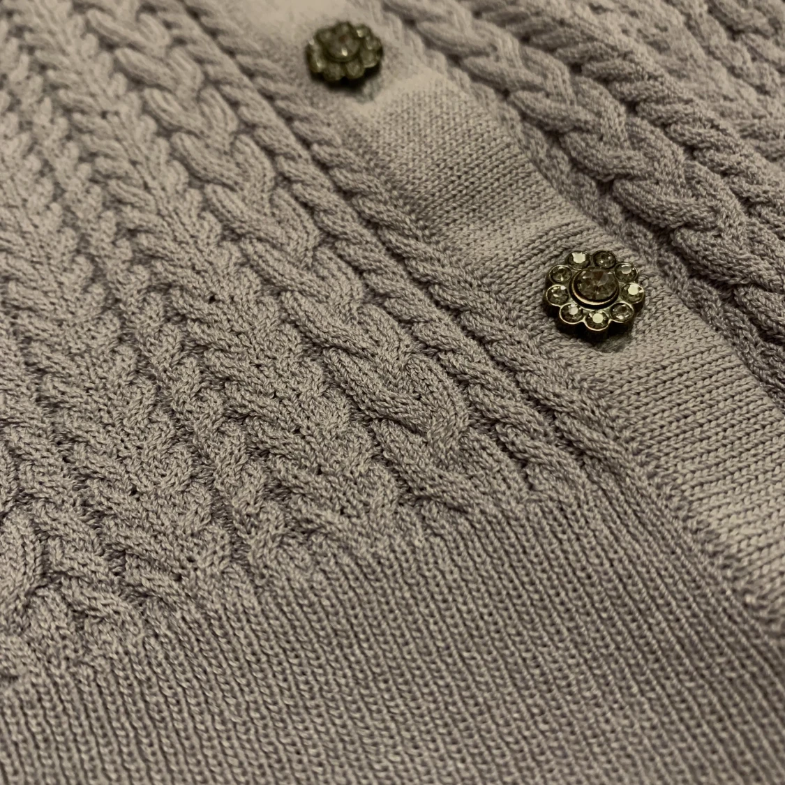 Grå/Lila kofta m knappar - 90