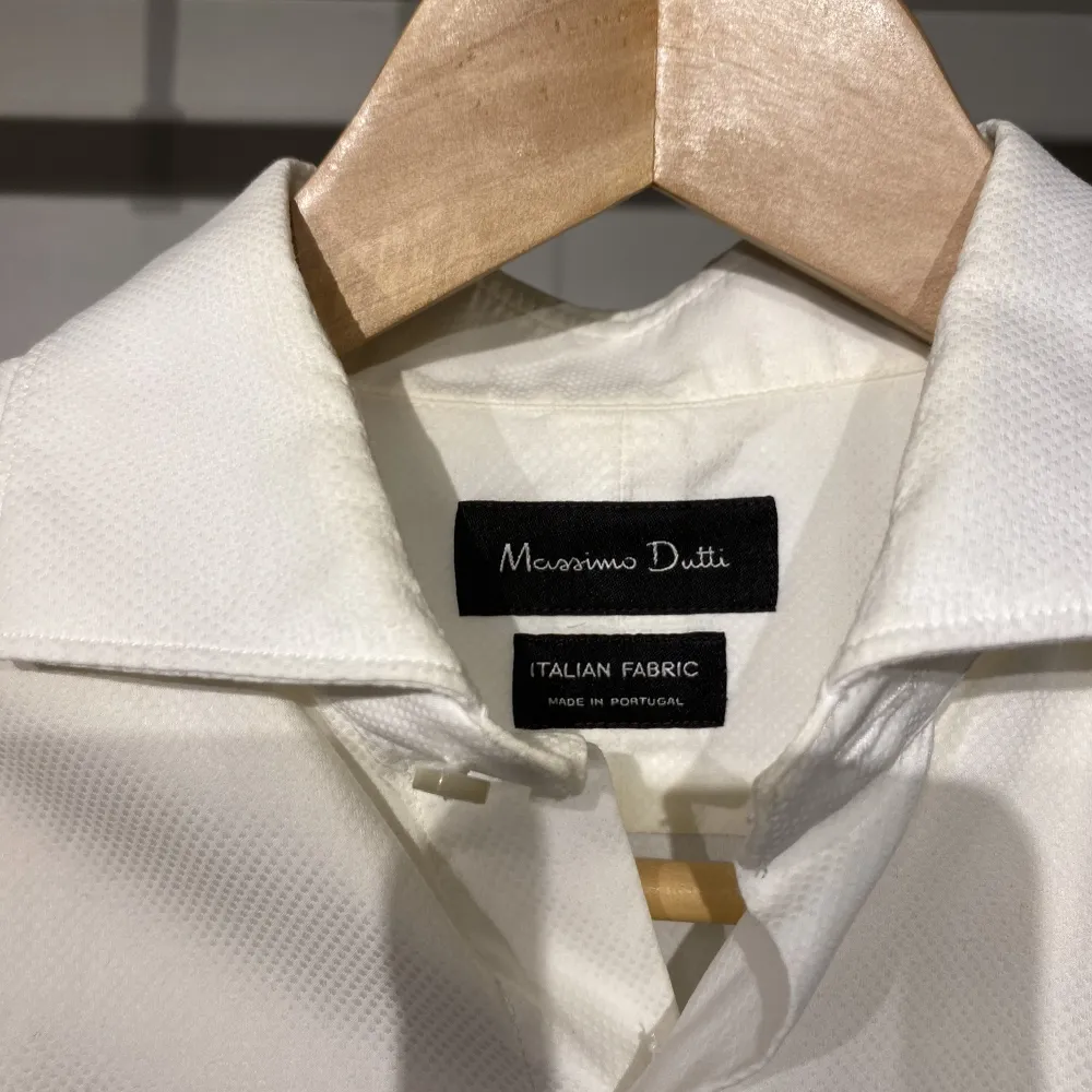 Säljer en snygg skjorta från Massimo Dutti. Skick 7,5/10. Nypris: 1000kr, mitt pris endast 199kr! Storlek 40=M Kontakta vid intresse. Skjortor.
