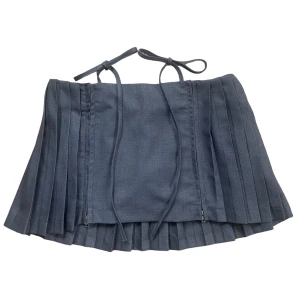 Grå minikjol - Säljer denna gråa kjol i storlek S med söta detaljer! Har använts fåtal gånger och har inga defekter eller skador🤍 DMa mig för eventuella mått eller frågor! Skriv gärna innan du köper och läs igenom annons/bio noggrant❣️