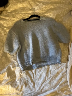 Trekvarts ärmad stickat tröja - Säljer denna jättefina stickade tröjan i blå! Passar xs och s! Inga defekter.