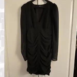 Cocktailklänning med rysch strl 40. Inköpt från H&M, oanvänd. V-ringning