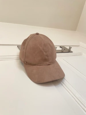 Beige Soft Keps H&M - Keps Från HM! Använd fåtal gånger.  Snygg neutral färg💭