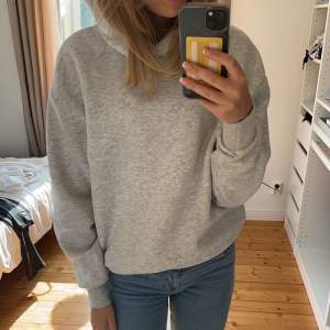 Basic grå hoodie som är super fin, oversized.