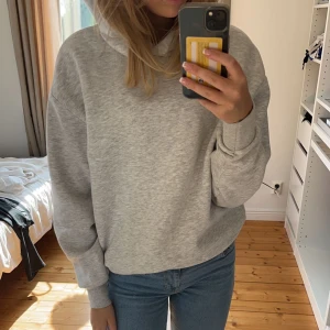 Grå hoodie - Basic grå hoodie som är super fin, oversized.