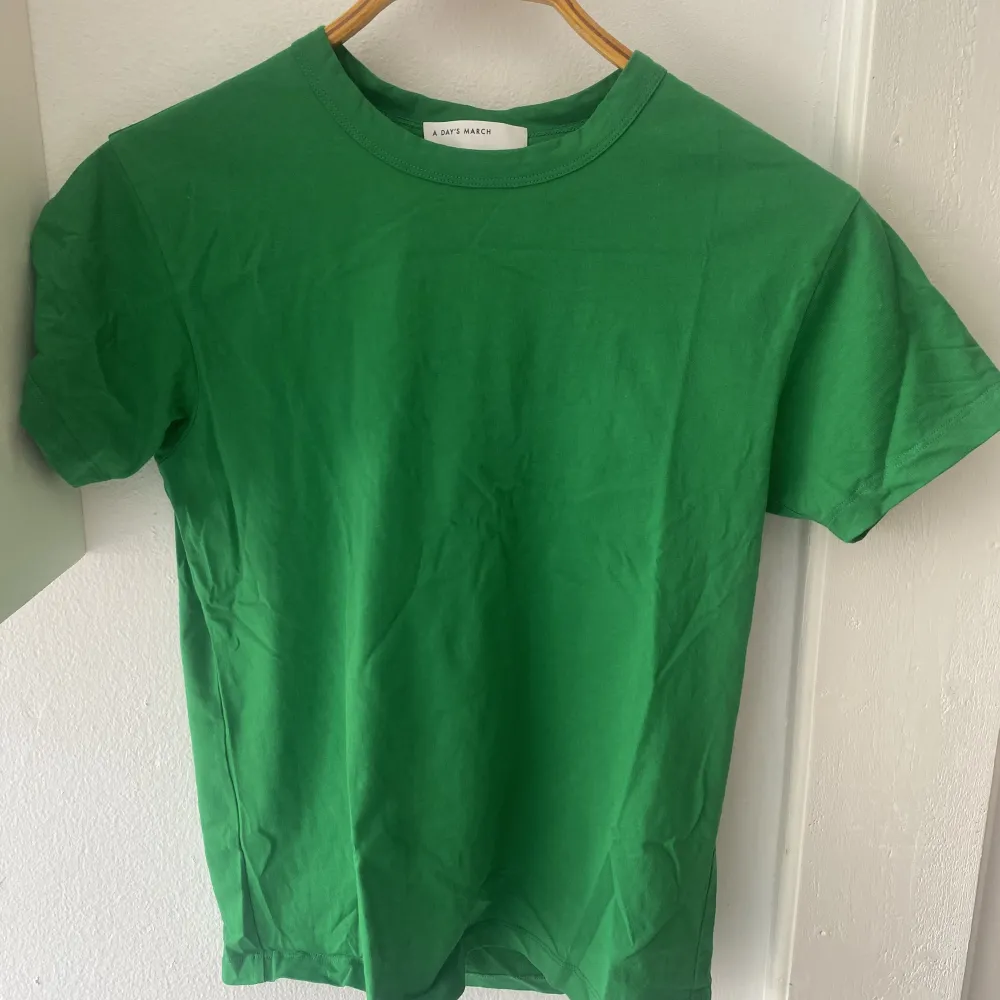 Grön t shirt, oanvänd. . T-shirts.