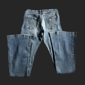 Vintage Miss Sixty Bootcut jeans - Vintage miss sixty bootcut jeans! midjemåttet: 37cm tvärsöver, innerbenslängd:82cm PS. KOLLA IGENOM MITT KONTO NI KOMMER HITTA MÅNGA Y2K OCH VINTAGE PLAGG 