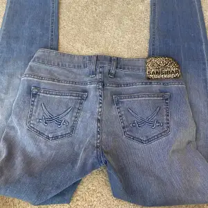 Säljer mina skitsnygga lågmidjade jeans som jag inte kan ha längre!💖 midjemått , 36x2 och innerbenslängd 80!