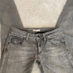 Raka lågmidjade jeans! Midja 33x2 innerbenslängd 84!💖