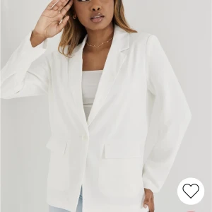 Blazer - Vit blazer med något oversized passform från Nelly Storlek 40 Endast prövad 