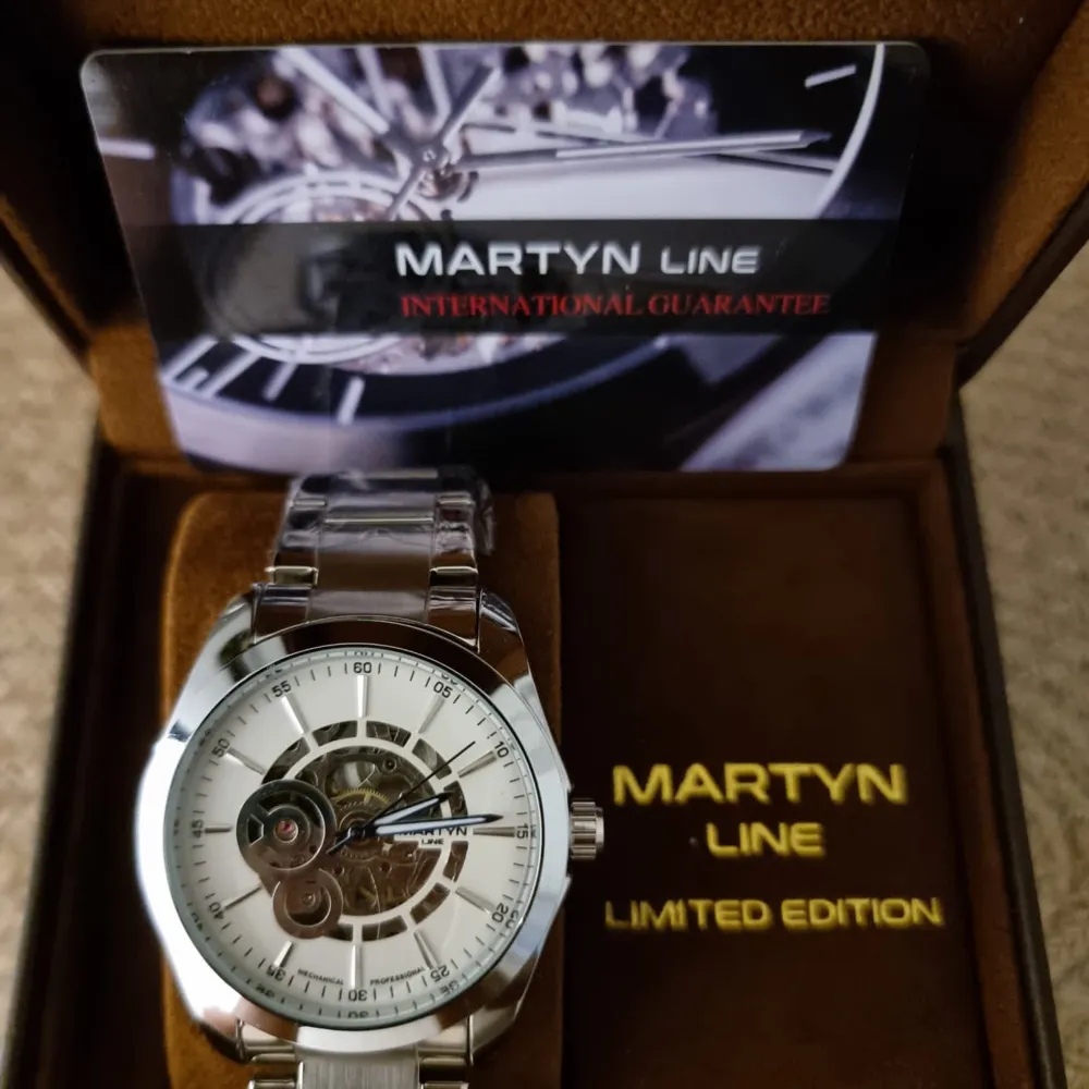 Hallå där 😃!  Jag säljer en martyn line Limited Edition klocka. Klockan är helt ny och passar väl både kvinnor och män. Den är automat klocka dvs. den kräver inga batterier eftersom den drivs av kinetisk energi. Priset är 900 kr vid snabb affär.. Accessoarer.