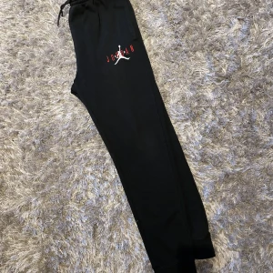 Jordan byxor - Säljer nu dessa Jordan byxor. Det är använda. I storlek 13-15 för barn. XL barnstorlek. De är elastiska i midjan. Säljer för 200.