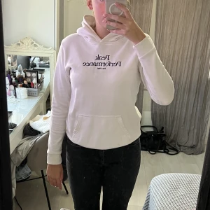 Peak Performance Hoodie - Jag säljer min vita peak performance hoodie som är köpt på kidsbrandstore och är i storlek 170. Denna tröja är mycket använd men skulle ändå säga att den är i bra skick. (Hoodien är lite uppvikt på första bilden)