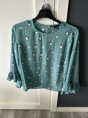 Topp - Topp från Gina tricot använd bara 1 gånger. Normal i storlek och är i mycket bra skick!