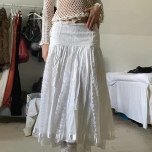 Lågmidjad kjol  - Vacker lågmidjad kjol med korsett + spets/lace + silkes detaljer. Har en pytteliten deflekt som är lätt att laga (fråga om bild) men annars mycket bra skick. Storlek 38 men passar också 36 bra. Köps helst via köp nu 💋 