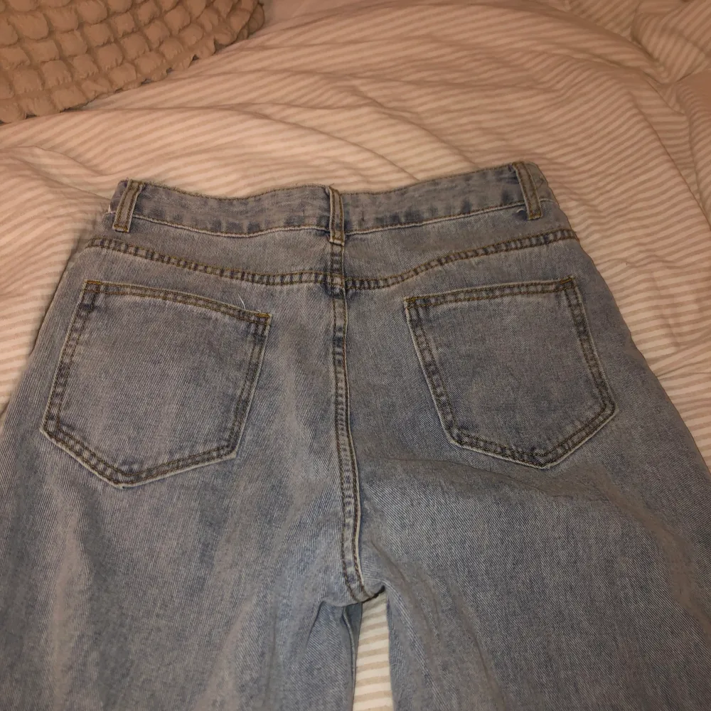 Säljer dessa midrise shein jeansen me hål, storlek s men sitter lite baggy och ganska pösig straight fit <3 . Jeans & Byxor.