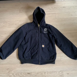 Carhartt Jacka - Carhartt jacka med huva, använd men nästan i nyskick. Storlek M