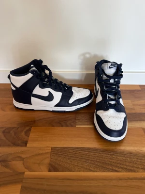 Nike dunk high midnight navy - Aldrig använda   Nypris ligger mellan 2400-2700kr Skick 10/10 